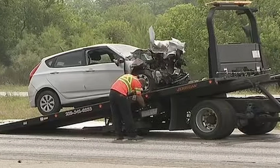 Carro destruído na rodovia do Texas