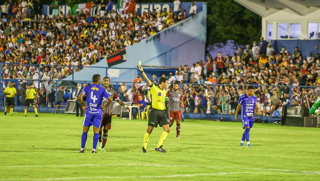 Cartão amarelo para o jogador do tubarão
