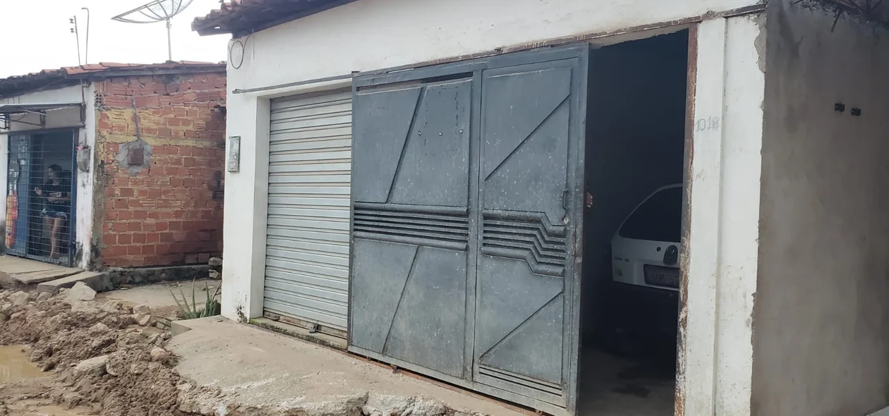 Casa de Francisco Carlos, que não pode utilizar seu carro