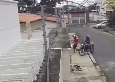 Casal de criminosos assaltando mulher em Teresina