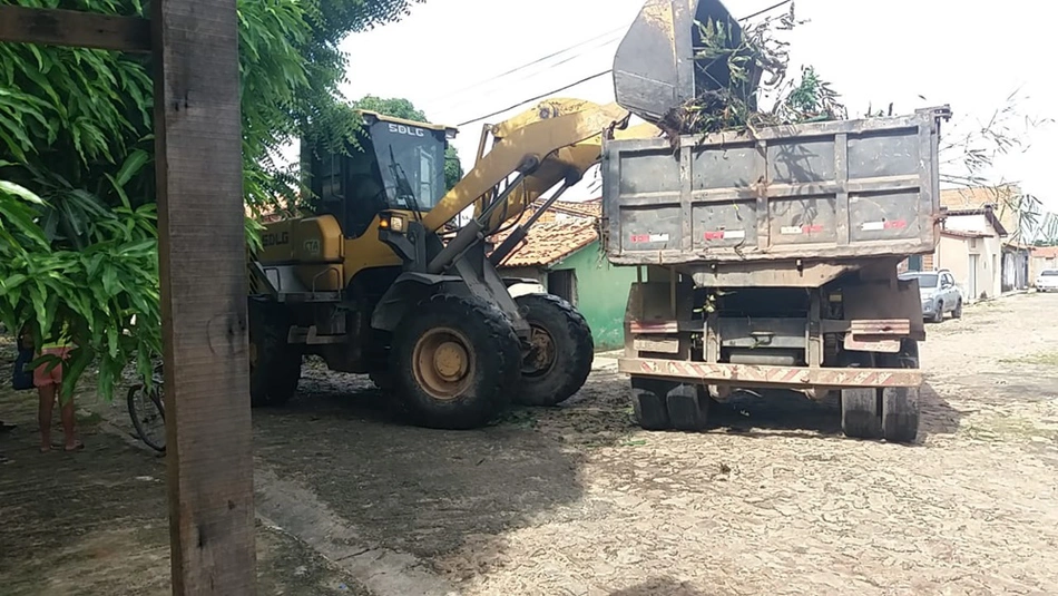 Cinco caminhões participaram da ação da Prefeitura de Teresina
