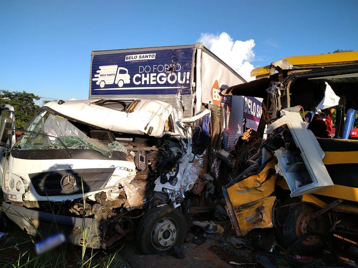 Colisão entre ônibus escolar e caminhão deixa vários feridos no Piauí