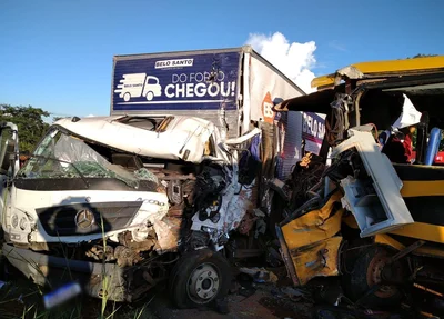 Colisão entre ônibus escolar e caminhão deixa vários feridos no Piauí