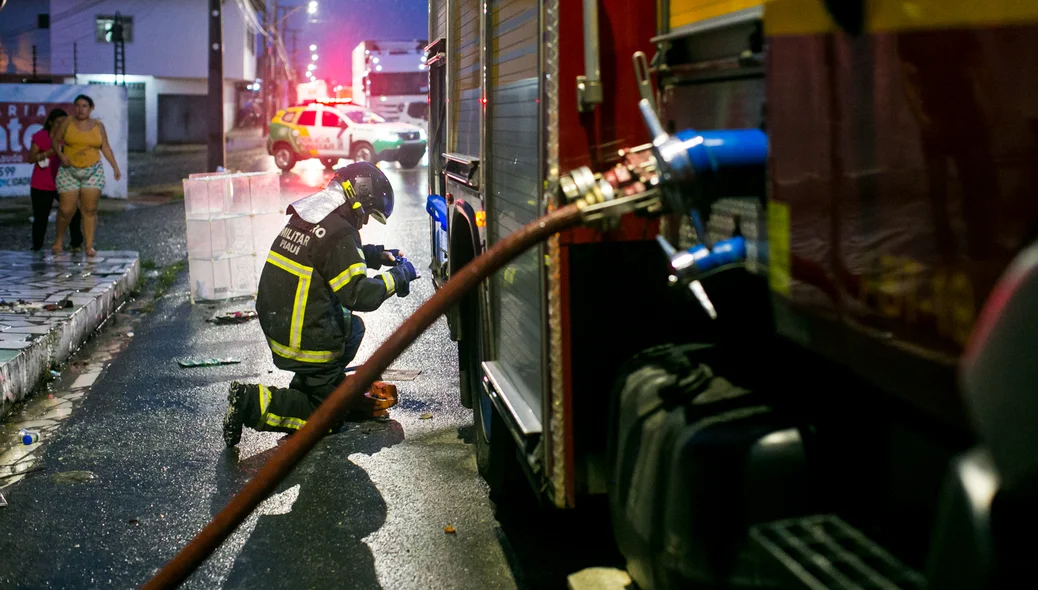 Corpo de bombeiros fazendo os procedimentos