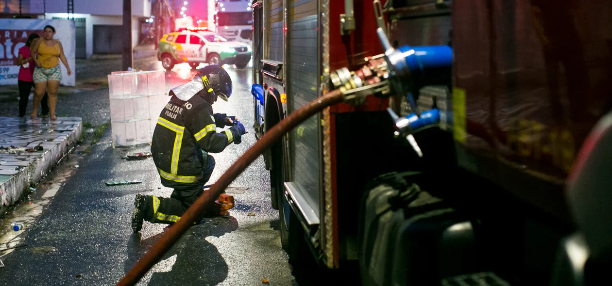 Corpo de bombeiros fazendo os procedimentos