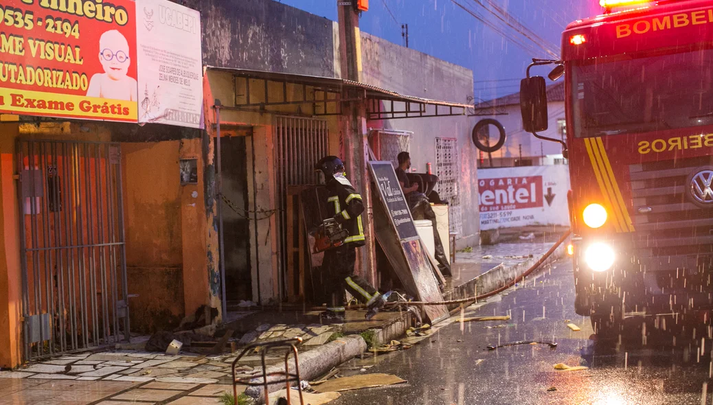 Corpo de bombeiros no local
