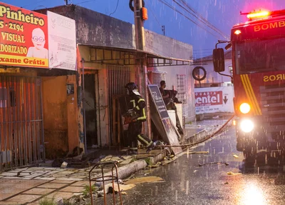 Corpo de bombeiros no local