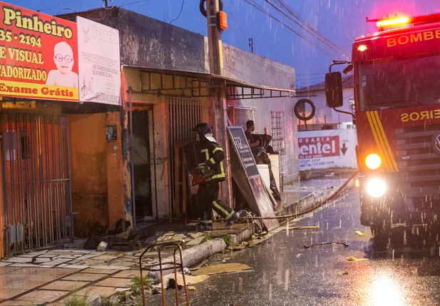 Corpo de bombeiros no local