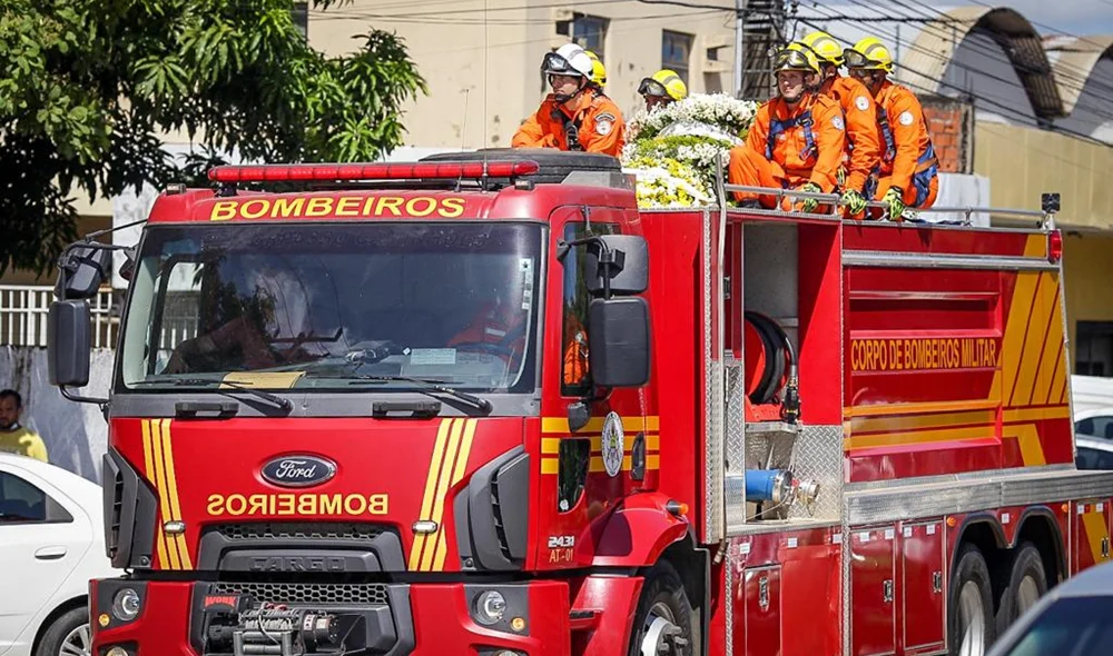 Cortejo com o corpo do tenente-coronel Costa
