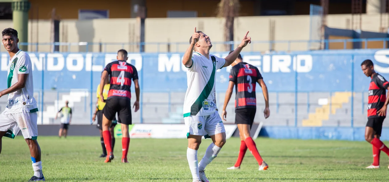 Danillo Bala comemorando seu gol