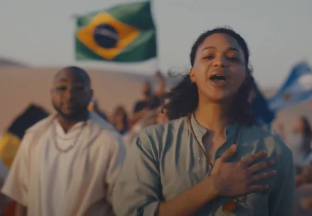 Davido e Trinidad Cardona no clipe de 'Hayya Hayya', da Copa