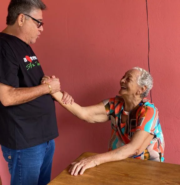 Deputado cumprimentando a moradora da cidade