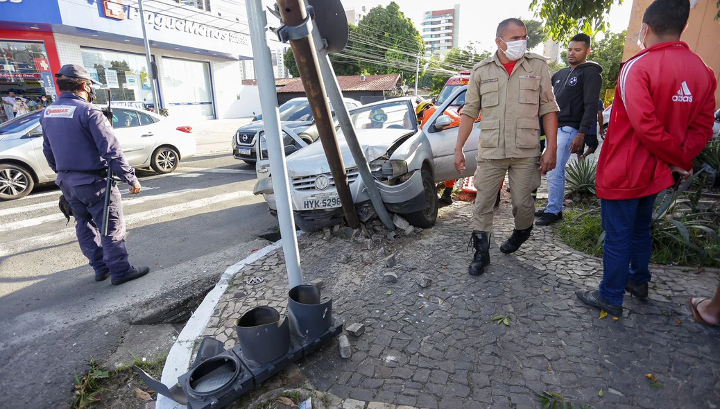 Devido a colisão, o motorista derrubou o semáforo do cruzamento