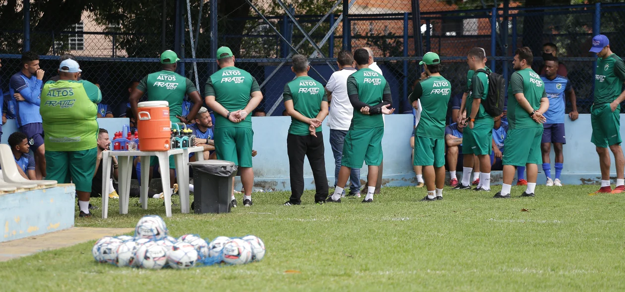 Diá e Warto Lacerda conversaram com o grupo antes do início da atividade