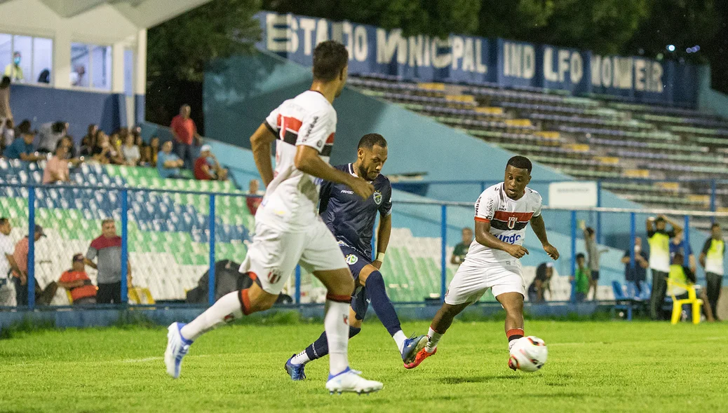 Dieyson, lateral-esquerdo do Altos cercado por dois defensores do Botafogo-SP