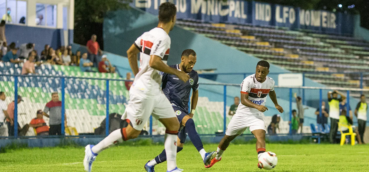 Dieyson, lateral-esquerdo do Altos cercado por dois defensores do Botafogo-SP