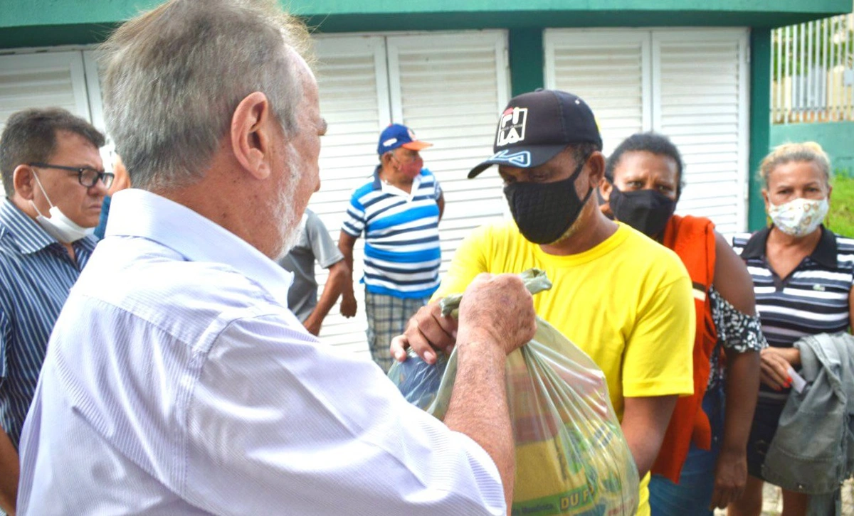 Distribuição de cestas básicas