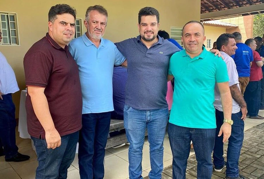 Dogim Félix acompanhado de lideranças políticas