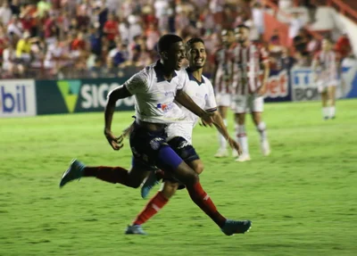 Douglas Borel durante comemoração de seu 1º gol e 1ª expulsão no profisssional