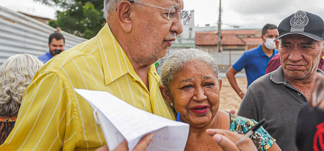 Dr. Pessoa abraça moradora