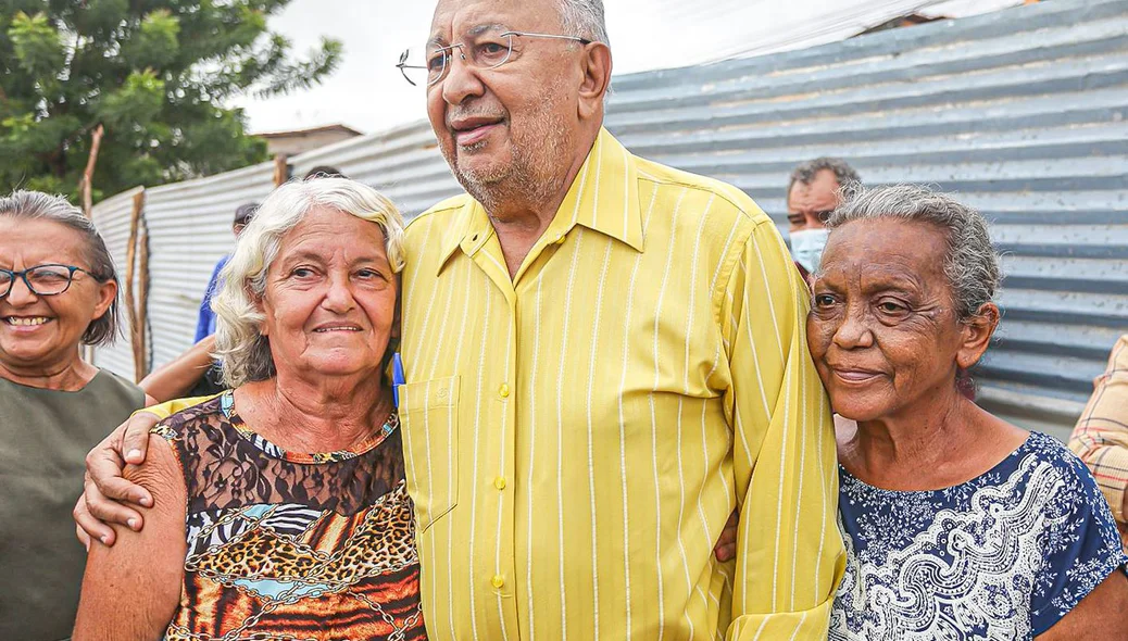 Dr. Pessoa com moradores da região