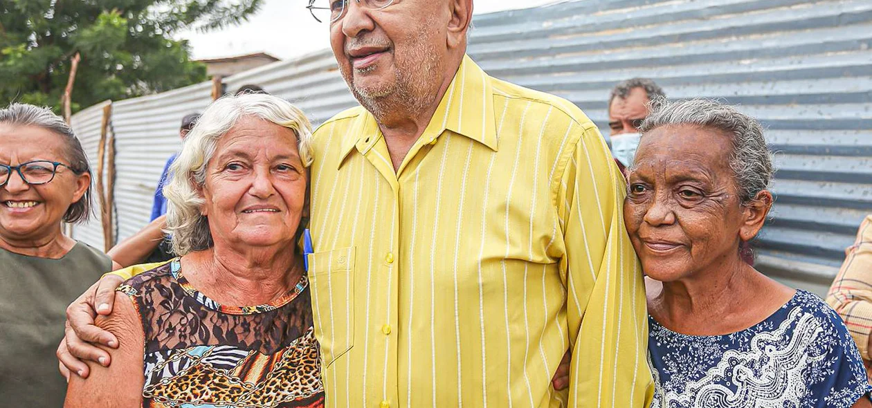 Dr. Pessoa com moradores da região