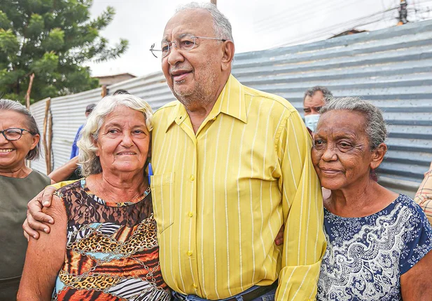 Dr. Pessoa com moradores da região