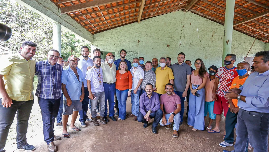 Dr. Pessoa com os moradores da região