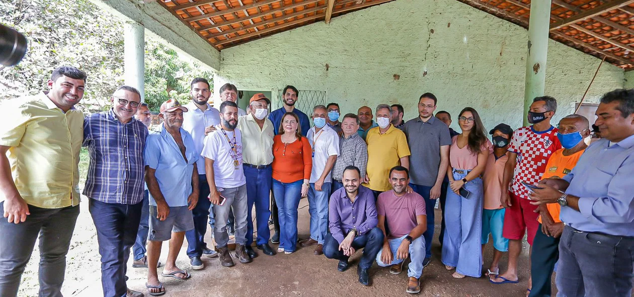 Dr. Pessoa com os moradores da região