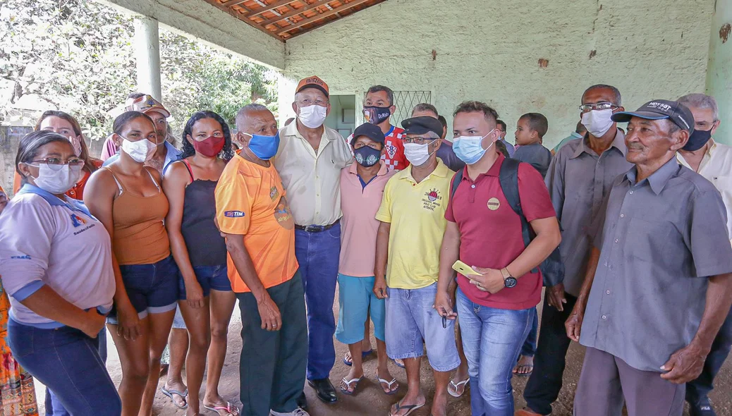 Dr. Pessoa com os moradores