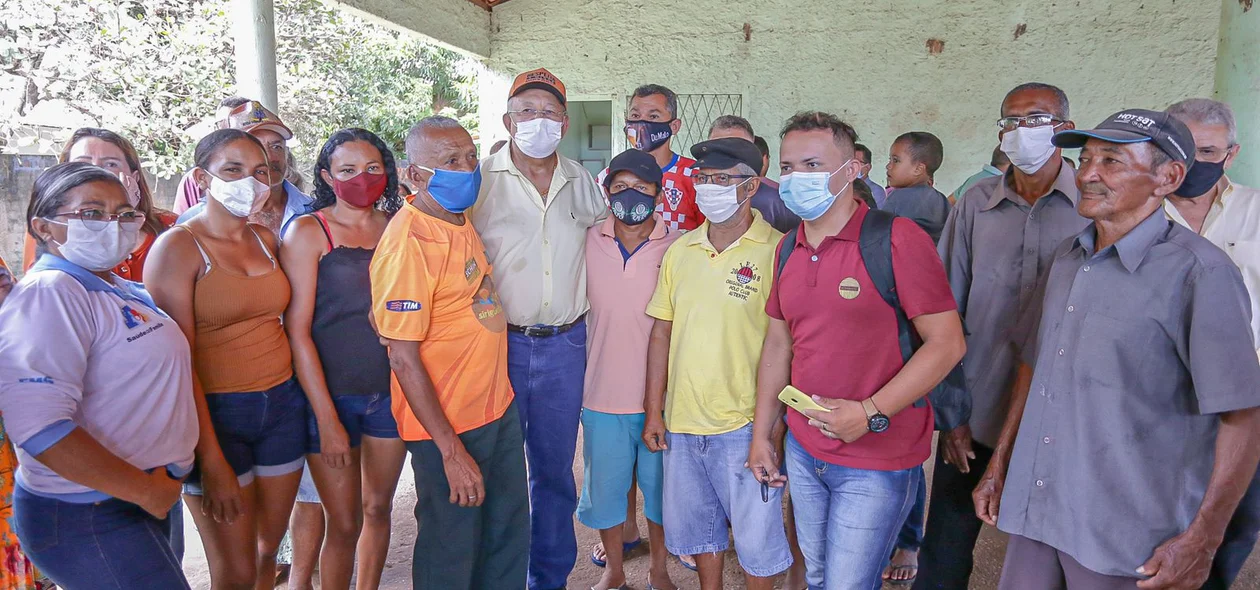 Dr. Pessoa com os moradores