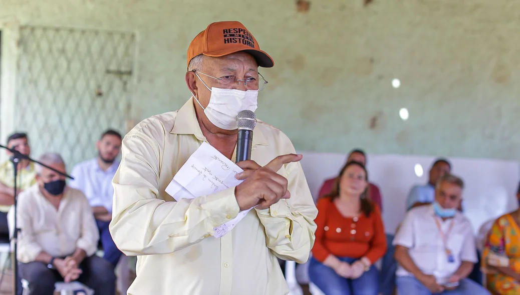 Dr. Pessoa conversa com os moradores
