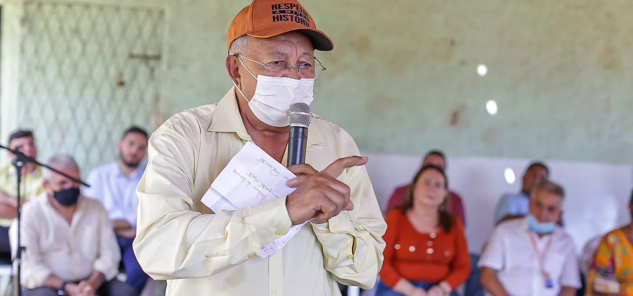 Dr. Pessoa conversa com os moradores