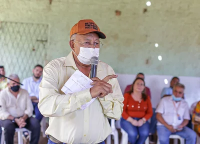 Dr. Pessoa conversa com os moradores