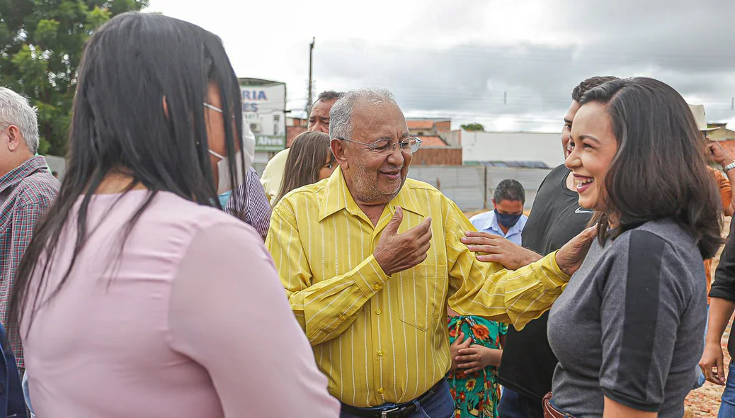 Dr. Pessoa conversa com os presentes