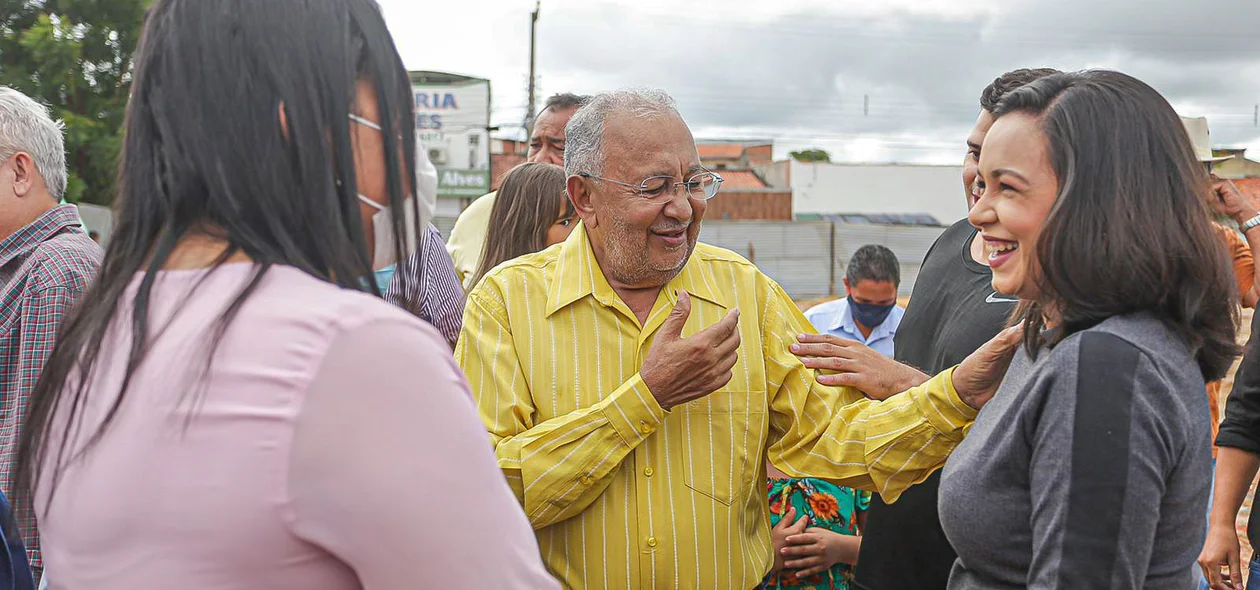 Dr. Pessoa conversa com os presentes