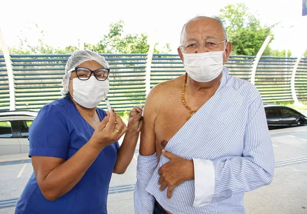 Dr. Pessoa recebendo a 4° dose da vacina