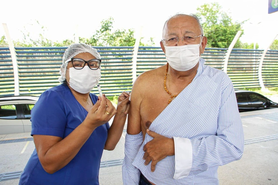 Dr. Pessoa recebendo a 4° dose da vacina