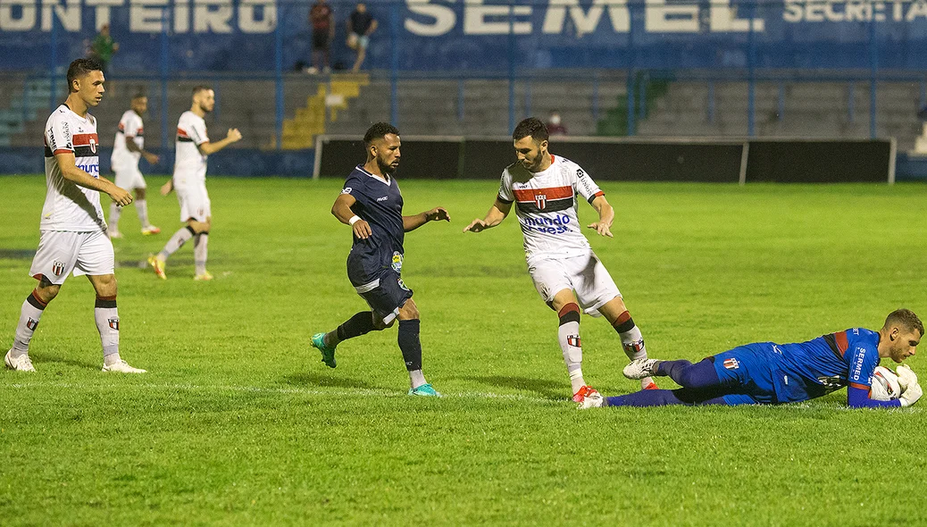 Elielton tenta a chegada mas a bola fica com o Deivity, goleiro da Raposa