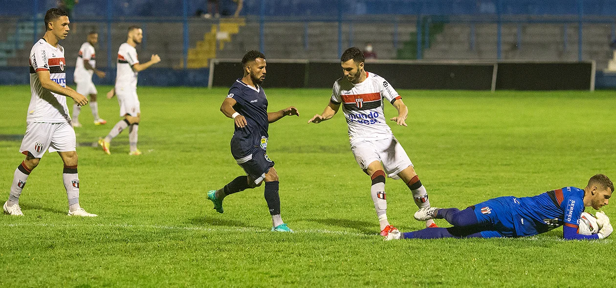 Elielton tenta a chegada mas a bola fica com o Deivity, goleiro da Raposa