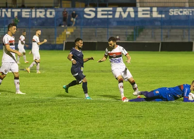 Elielton tenta a chegada mas a bola fica com o Deivity, goleiro da Raposa