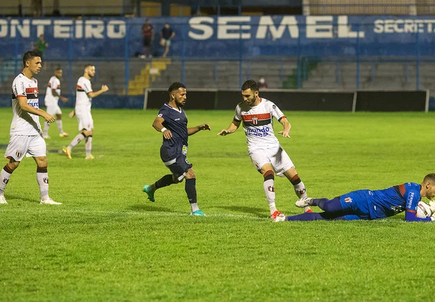 Elielton tenta a chegada mas a bola fica com o Deivity, goleiro da Raposa