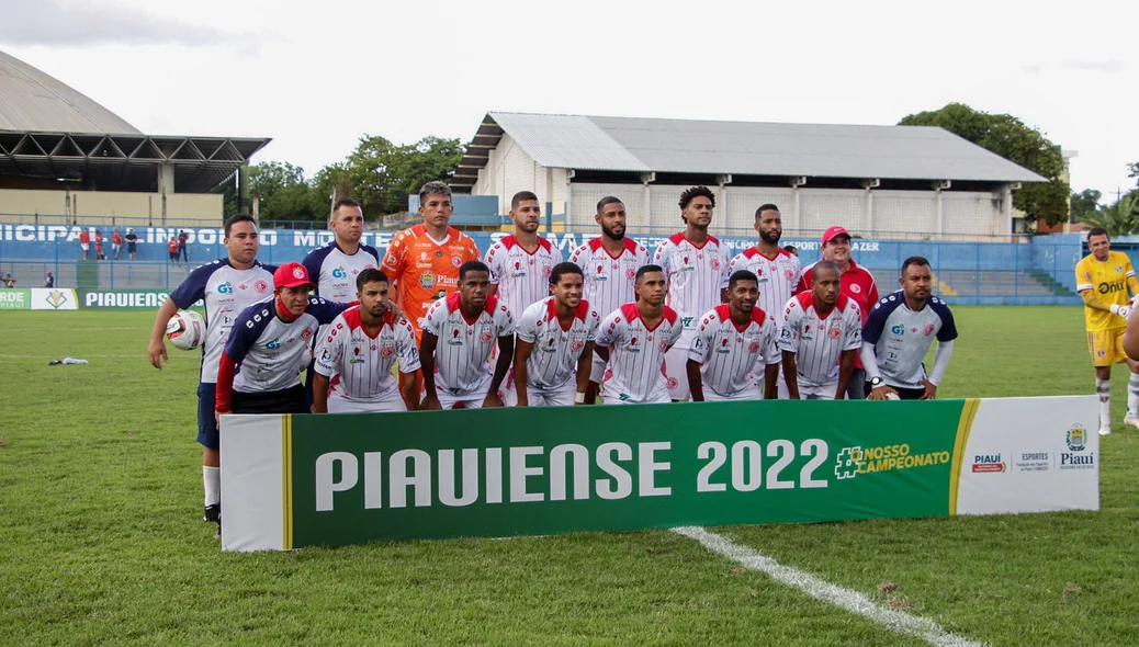 Equipe inicial do 4 de Julho na semifinal contra o Fluminense-PI