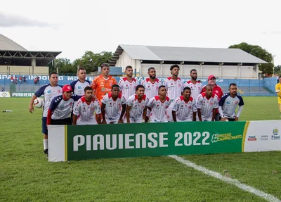 Equipe inicial do 4 de Julho na semifinal contra o Fluminense-PI