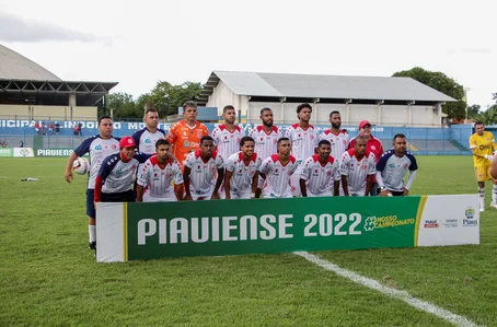 Equipe inicial do 4 de Julho na semifinal contra o Fluminense-PI