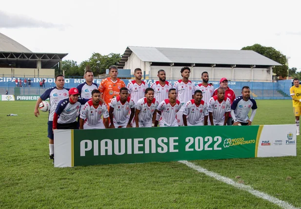 Equipe inicial do 4 de Julho na semifinal contra o Fluminense-PI