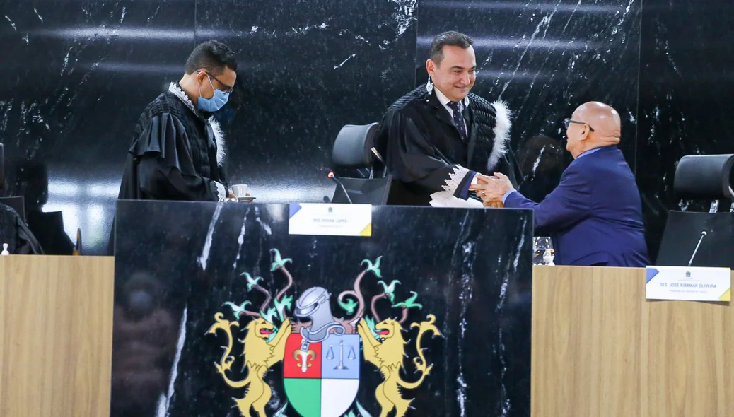Erivan Lopes cumprimenta Ribamar Oliveira, presidente do TJ-PI