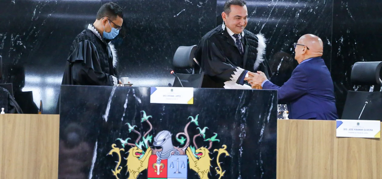 Erivan Lopes cumprimenta Ribamar Oliveira, presidente do TJ-PI