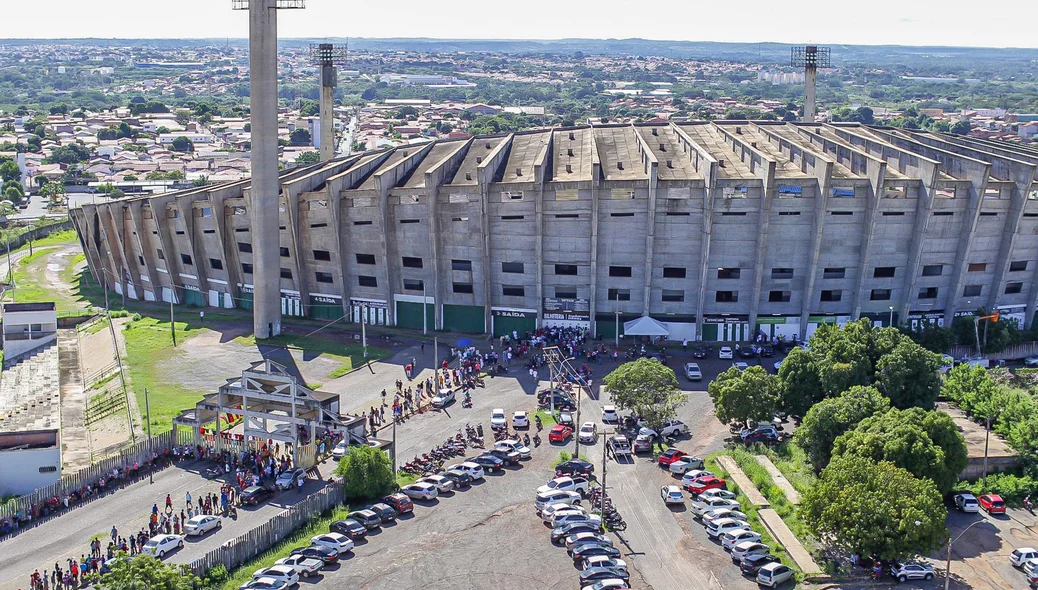 Estádio Albertão com longa fila para venda de ingressos