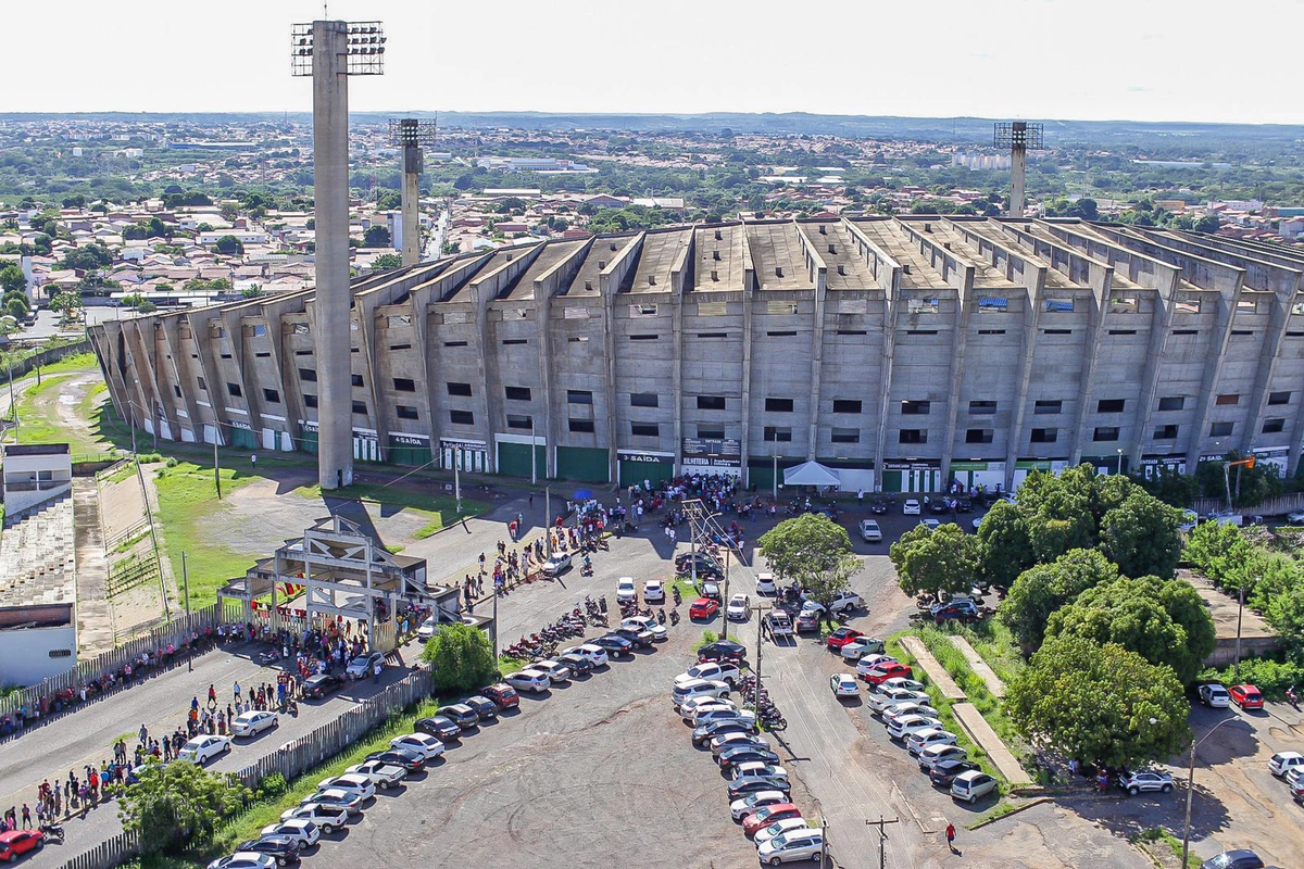 Estádio Albertão com longa fila para venda de ingressos